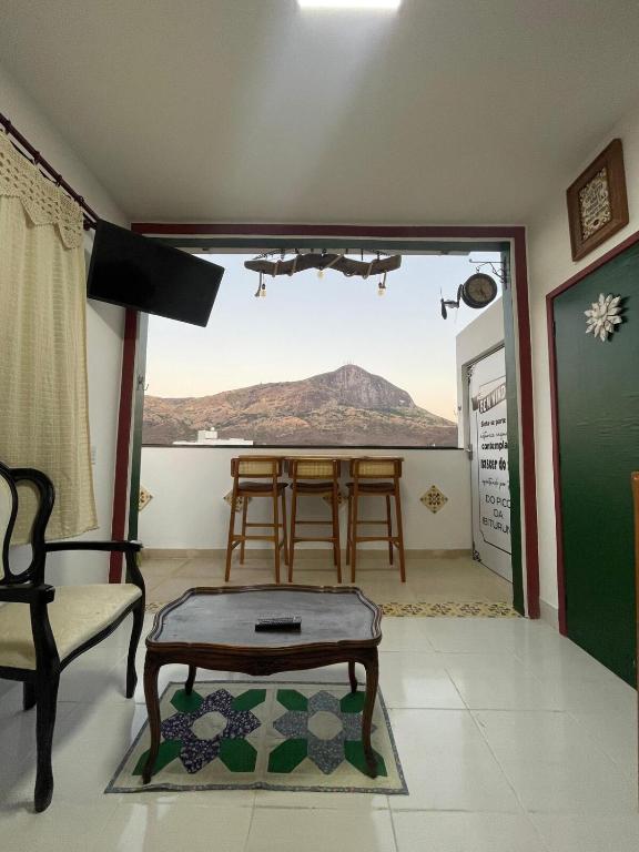 ゴベルナドール・バラダレスにあるCobertura com vista pro por do solの山の景色を望むテーブル付きの部屋
