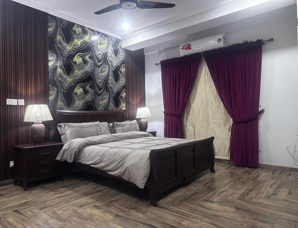 Ένα ή περισσότερα κρεβάτια σε δωμάτιο στο Red Velvet Retreat