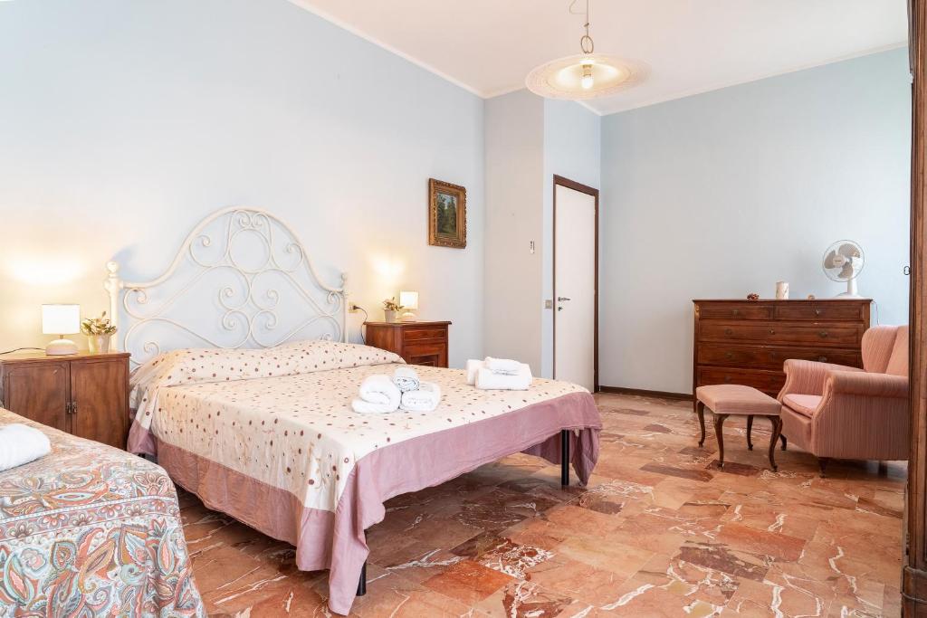 Un dormitorio con una cama, una mesa y una silla. en Casa Dei Ricci, en Lucca