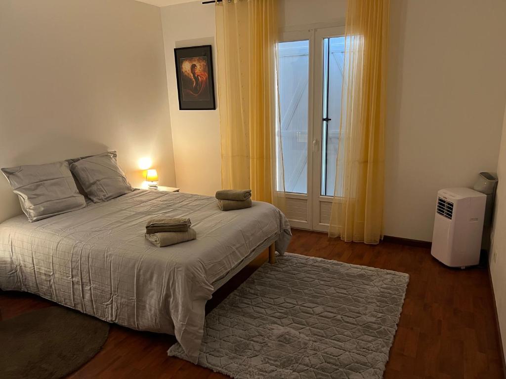 Katil atau katil-katil dalam bilik di Maison architecte malemort