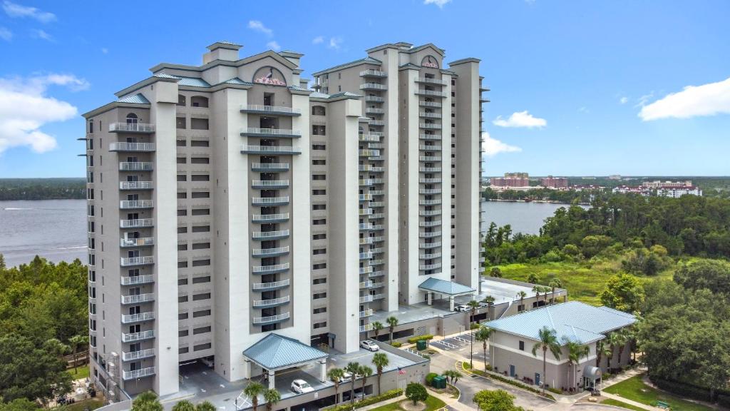 una vista aérea de dos edificios de apartamentos altos en Beautiful Orlando Lakefront Condo 5 MINUTES FROM DISNEY, en Orlando