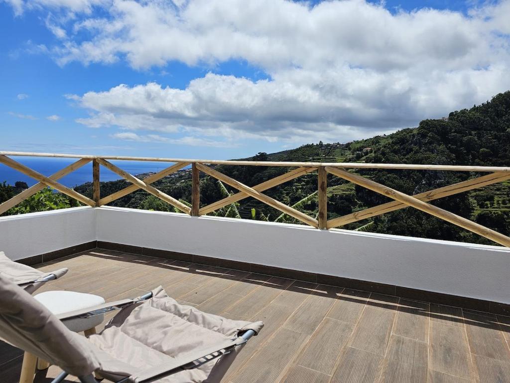 een balkon met stoelen en uitzicht op de bergen bij Villa Júlia, Mountain retreat in Santa Cruz