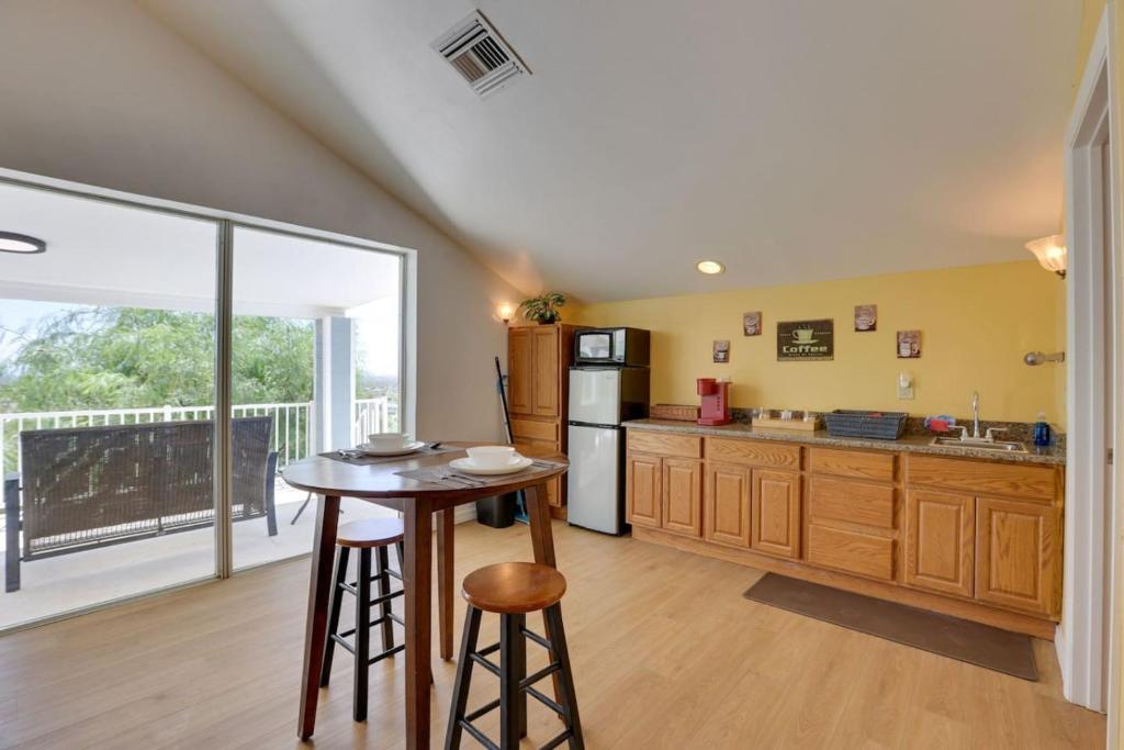une cuisine avec une table et un réfrigérateur dans l'établissement Saguaro House, à Apache Junction
