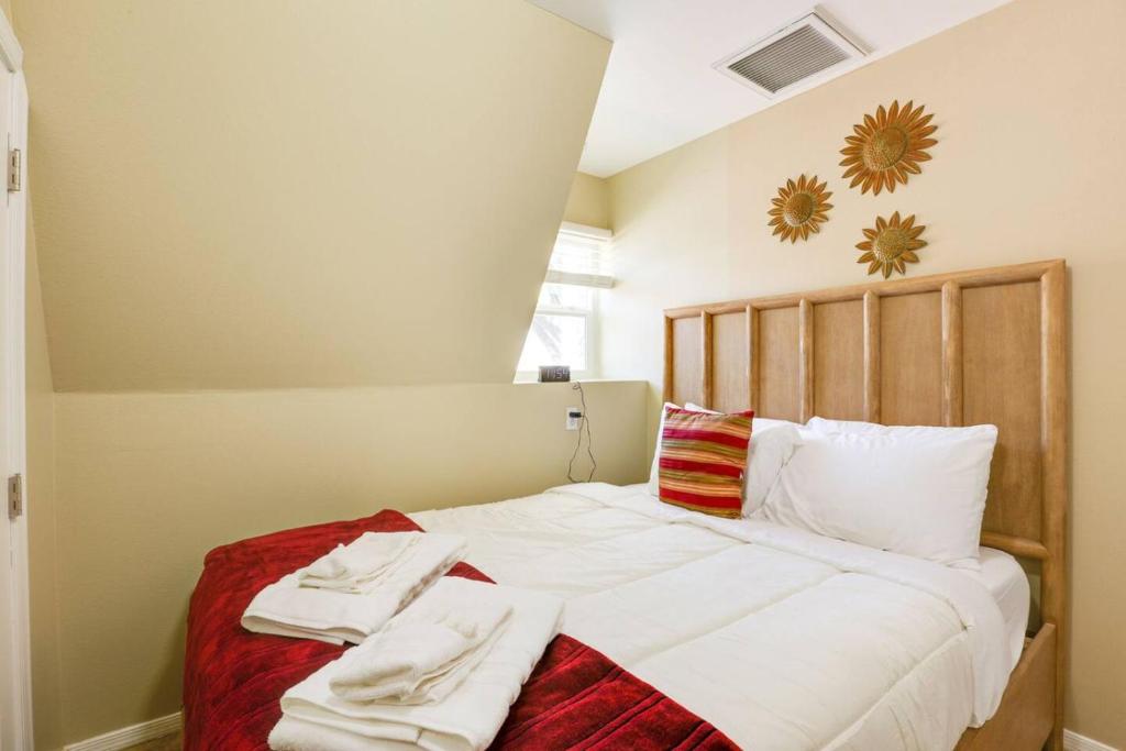 une chambre avec un lit avec des serviettes dessus dans l'établissement Cholla, à Apache Junction