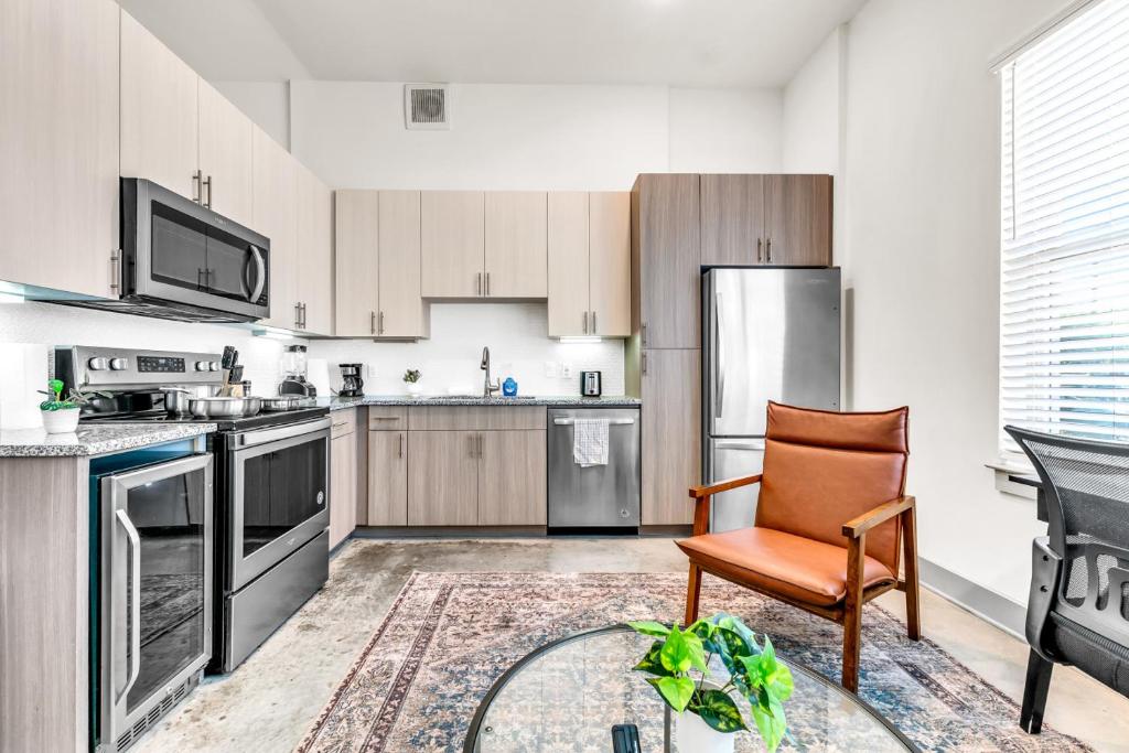 Dapur atau dapur kecil di Bright and Breezy Studio
