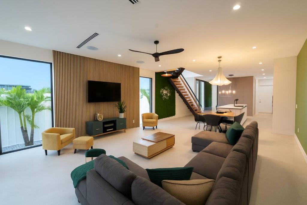 Χώρος καθιστικού στο Lux Jungle Haven Close to Port Everglades and Beach