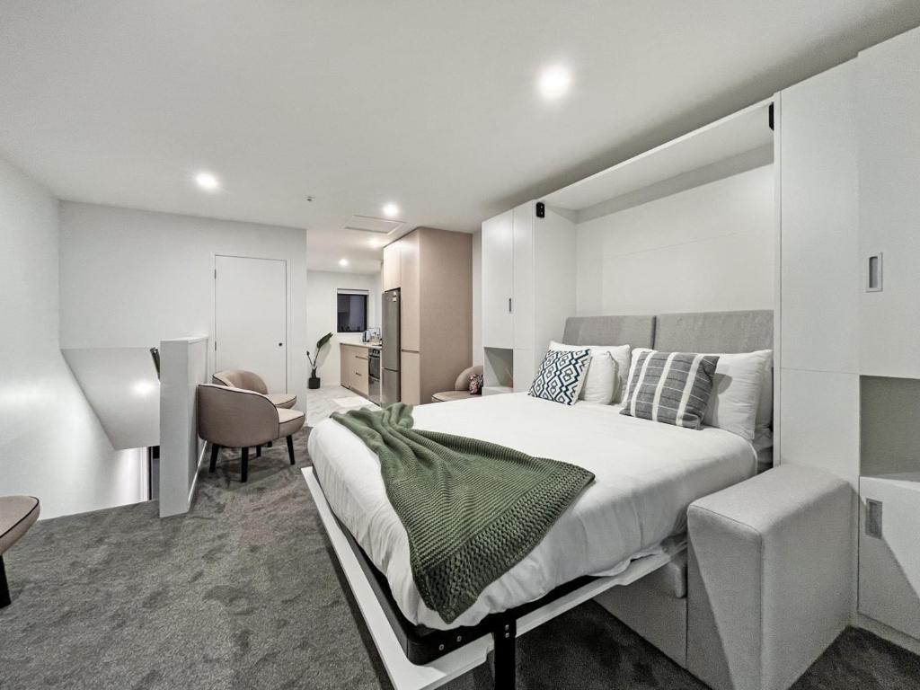 Ένα ή περισσότερα κρεβάτια σε δωμάτιο στο Bright Studio with Balcony on Bath Street