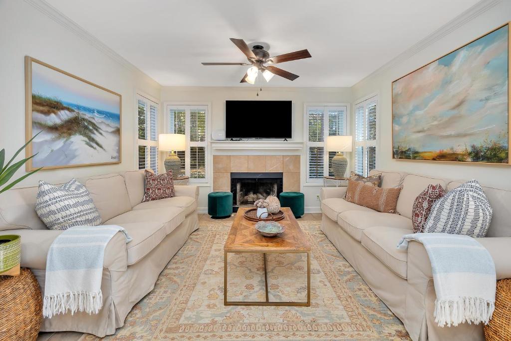 ein Wohnzimmer mit Couch und Kamin in der Unterkunft Harbour Oaks #401 in Saint Simons Island
