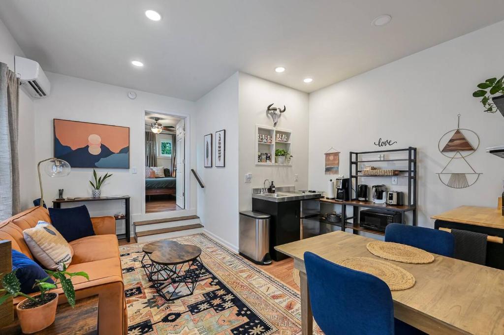 Χώρος καθιστικού στο Cozy Love Nest 1BR - minutes to Downtown Asheville