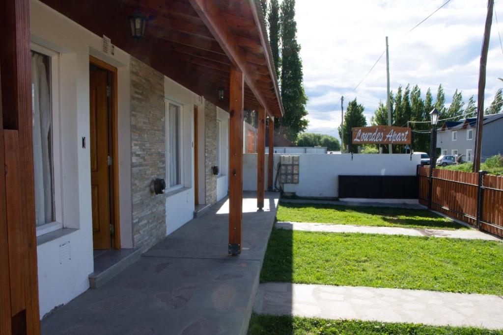 una pasarela fuera de un edificio con patio en Apartamento 7, en El Calafate