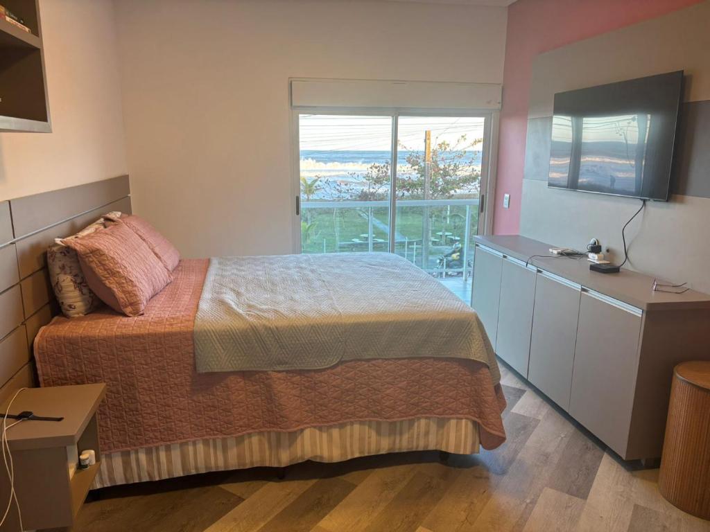 Katil atau katil-katil dalam bilik di Triplex de Frente para o Mar com Piscina Privativa