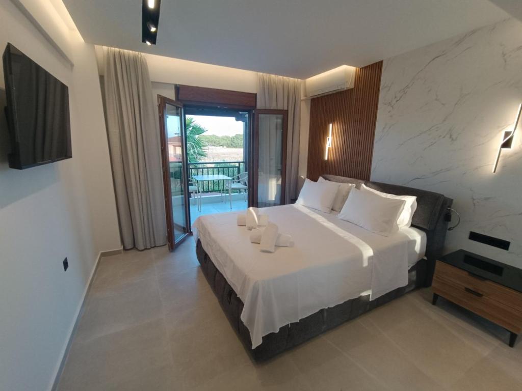Postel nebo postele na pokoji v ubytování Afitos Luxury Villas
