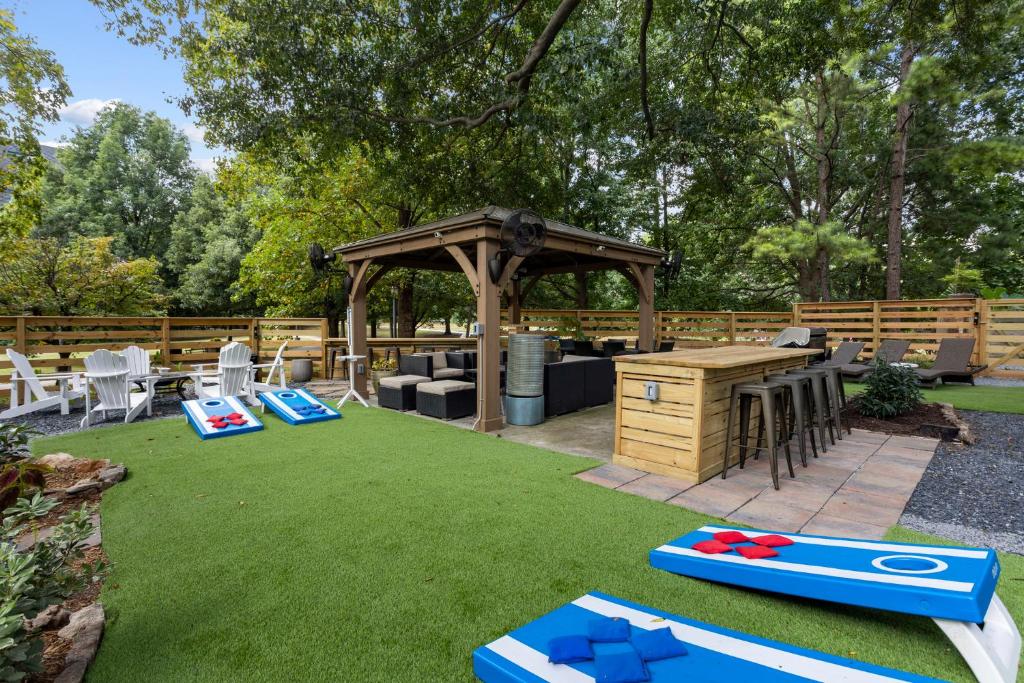 ein Hinterhof mit einem Pavillon und Andogie-Bretter auf dem Rasen in der Unterkunft The Dobbs Atlanta Beltline - Luxury & Location, 1 Mile to Downtown Atlanta in Atlanta