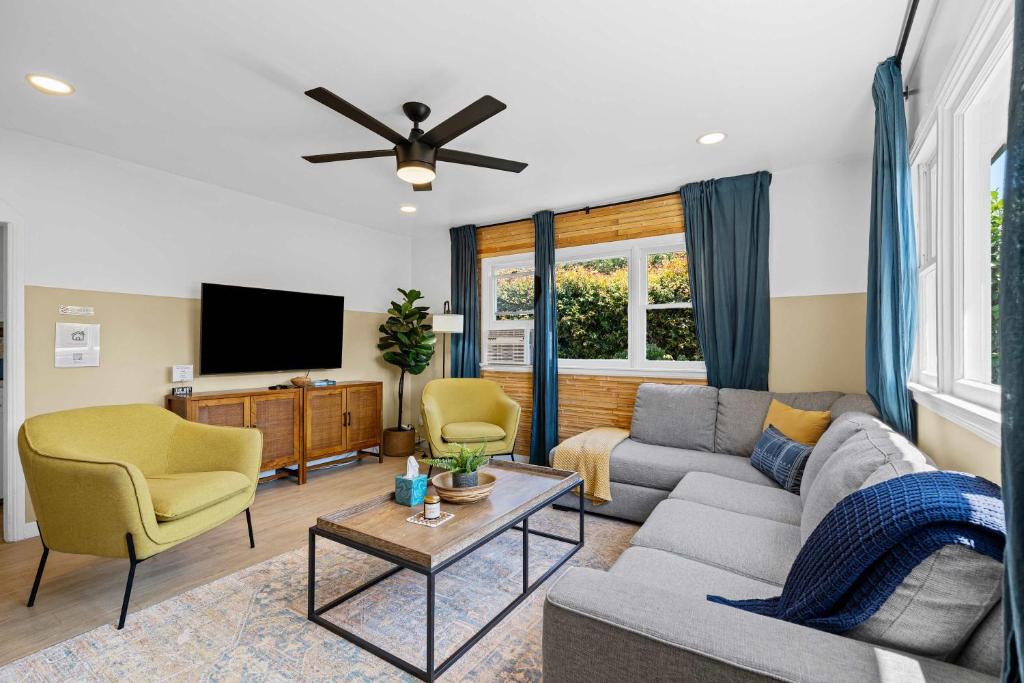 Una sala de estar con un sofá y un televisor. en No bad days in San Diego, en San Diego