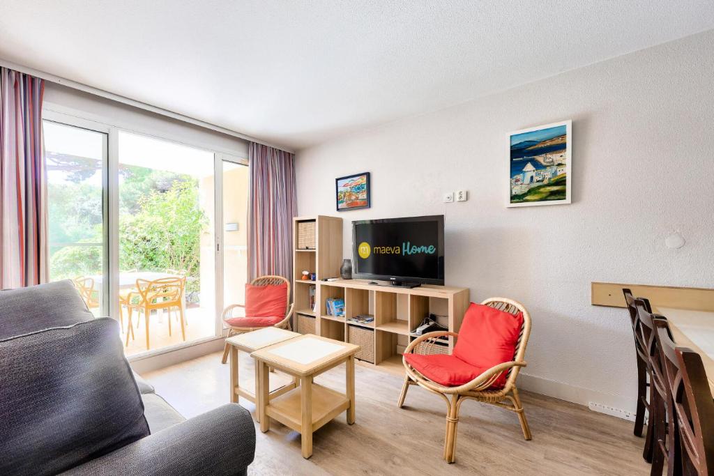 TV a/nebo společenská místnost v ubytování Résidence La Pinède - maeva Home - Appartement bord de mer 2 pièces + coin cabine 6 personnes - Prestige MAE-7691
