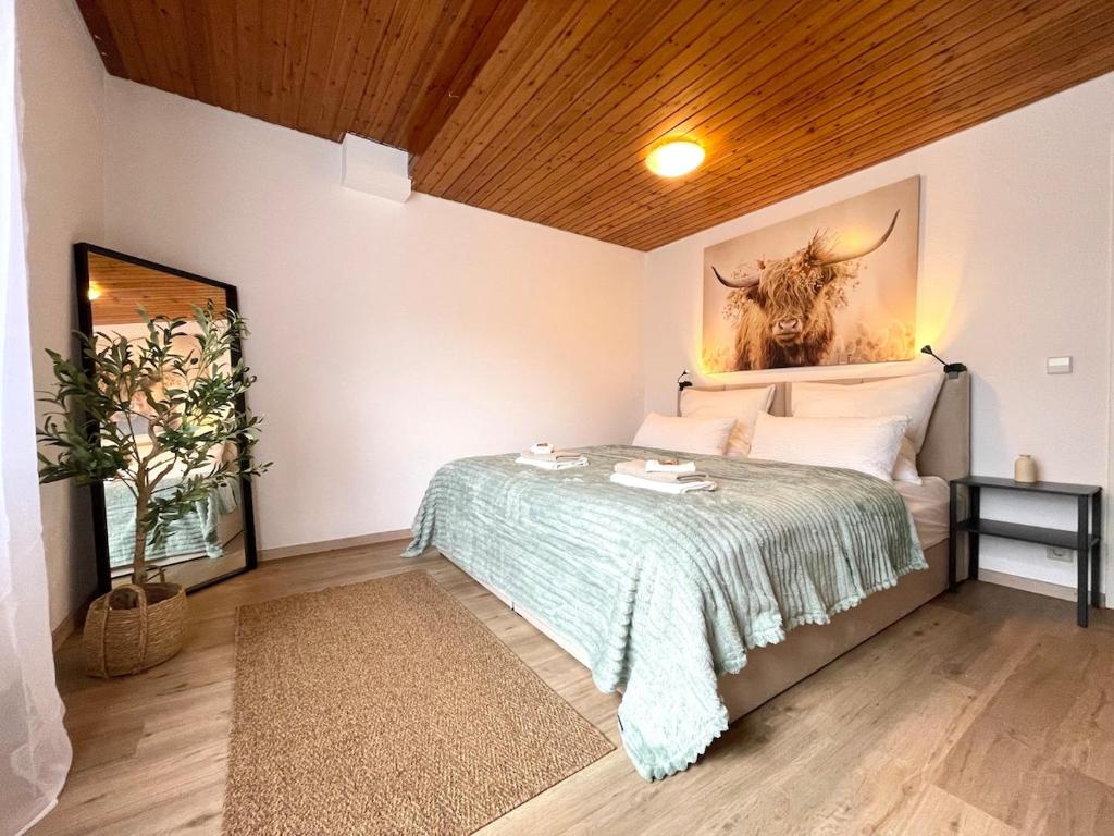 Ένα ή περισσότερα κρεβάτια σε δωμάτιο στο Charming Black Forest Chalet