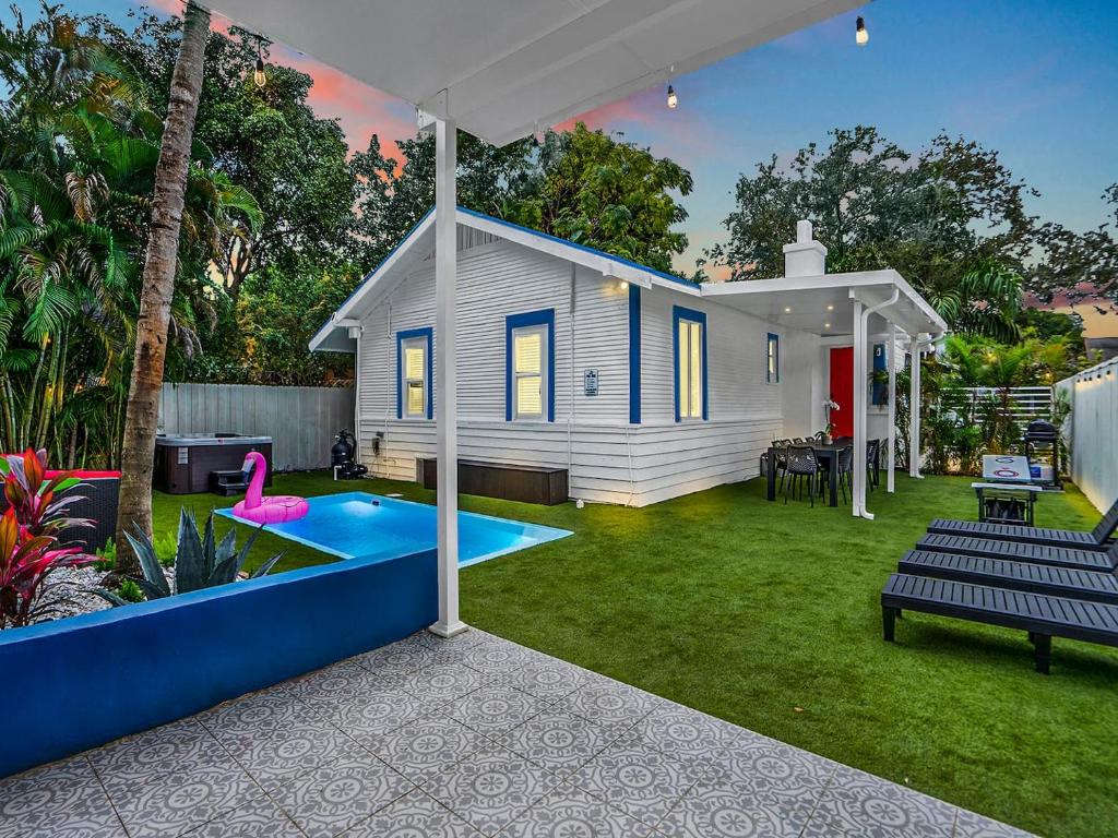 una casa con piscina en un patio en Bungalow House 6 Br Pool Little Havana, en Miami