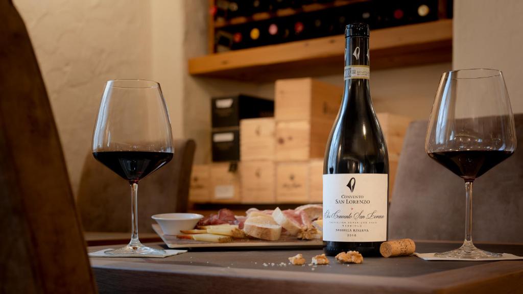 Bottiglie e calici nella cantina dei vini dellâ€™Hotel Crosal