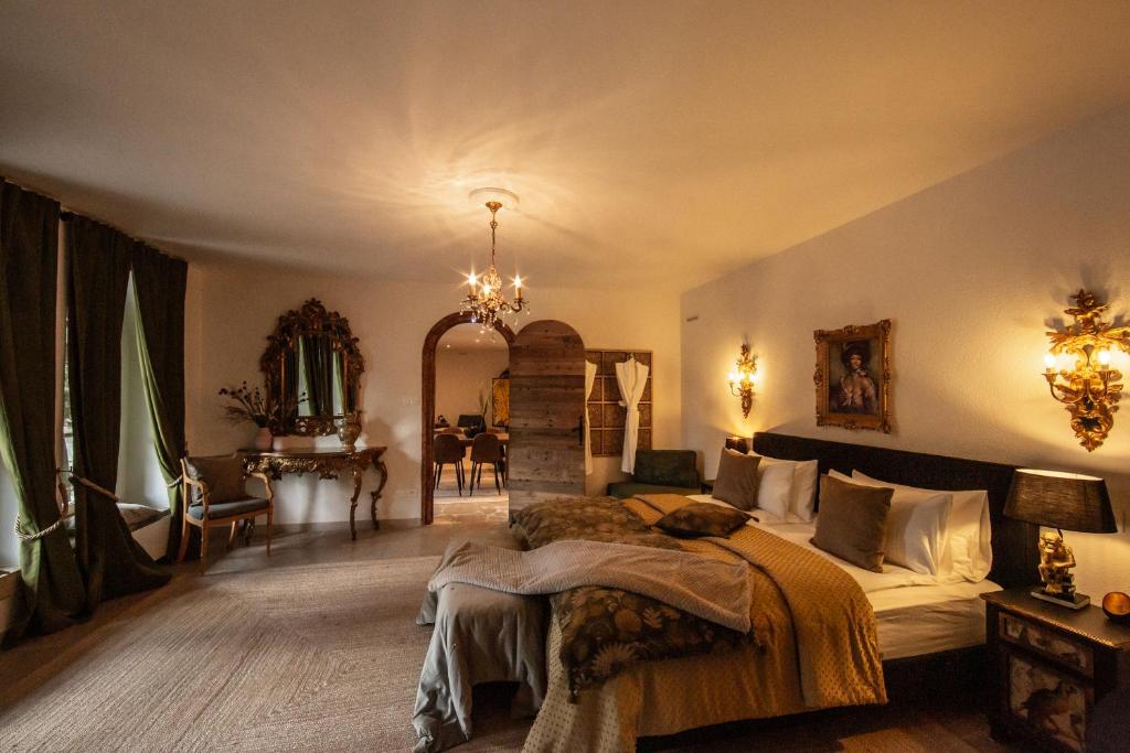 Postel nebo postele na pokoji v ubytování Beauregard Jura - Countryside Estate Stays Near Geneva