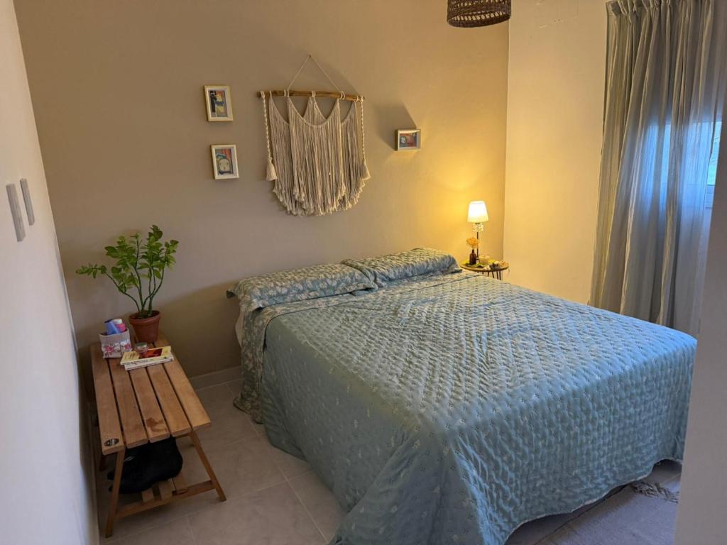 a bedroom with a bed with a blue comforter at Duplex Vistas, Resistencia Chaco in Resistencia