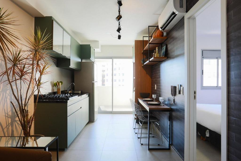 eine Küche mit einer Theke und einem Tisch darin in der Unterkunft Casa Pantuso no coração de BH in Belo Horizonte