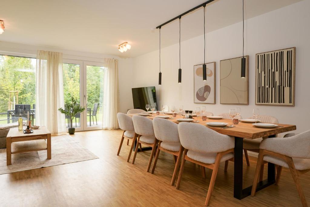 Wohnkultur - Ferienhaus für 10 mit Garten und 5 Schlafzimmern في فيسلوخ: غرفة طعام مع طاولة طويلة وكراسي