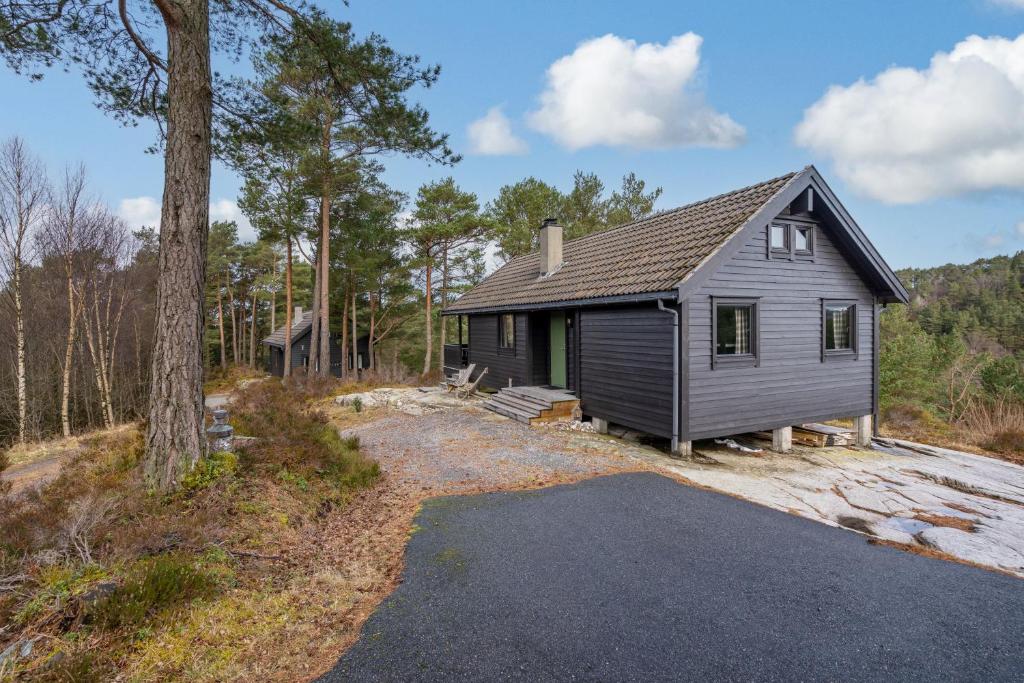 ein kleines Haus mitten im Wald in der Unterkunft Mortenhytta, Valevåg in Valevåg