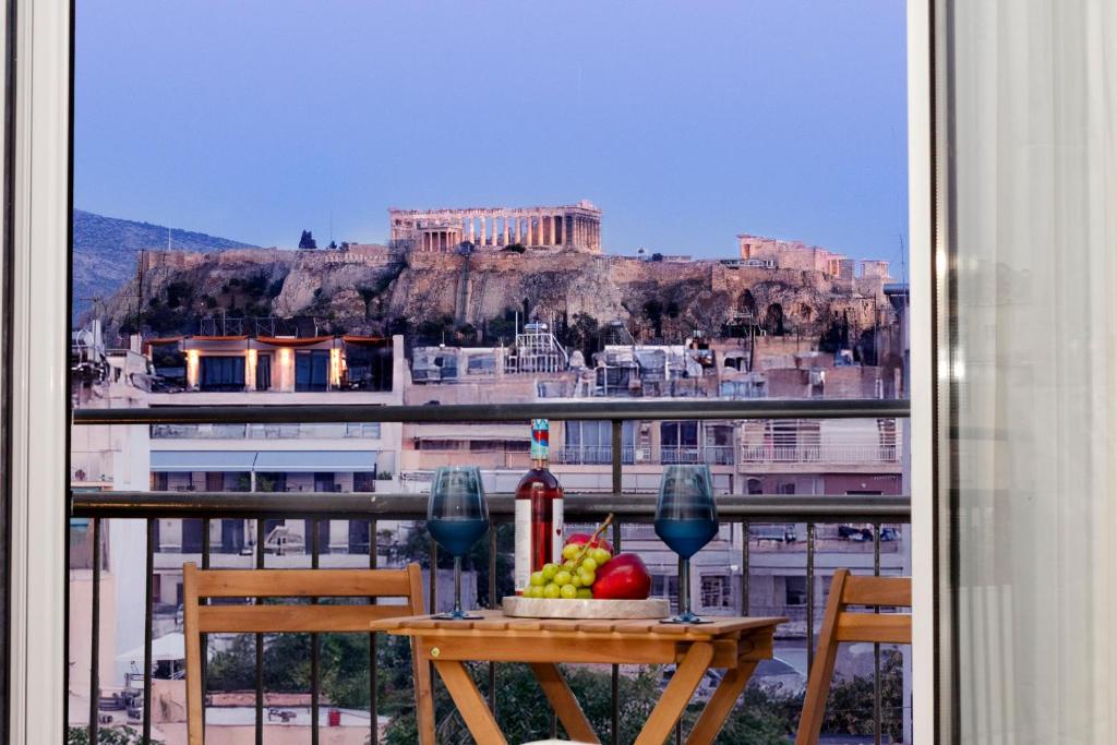 stół z owocami i widokiem na kury w obiekcie Livinn Acropolis View LV w Atenach