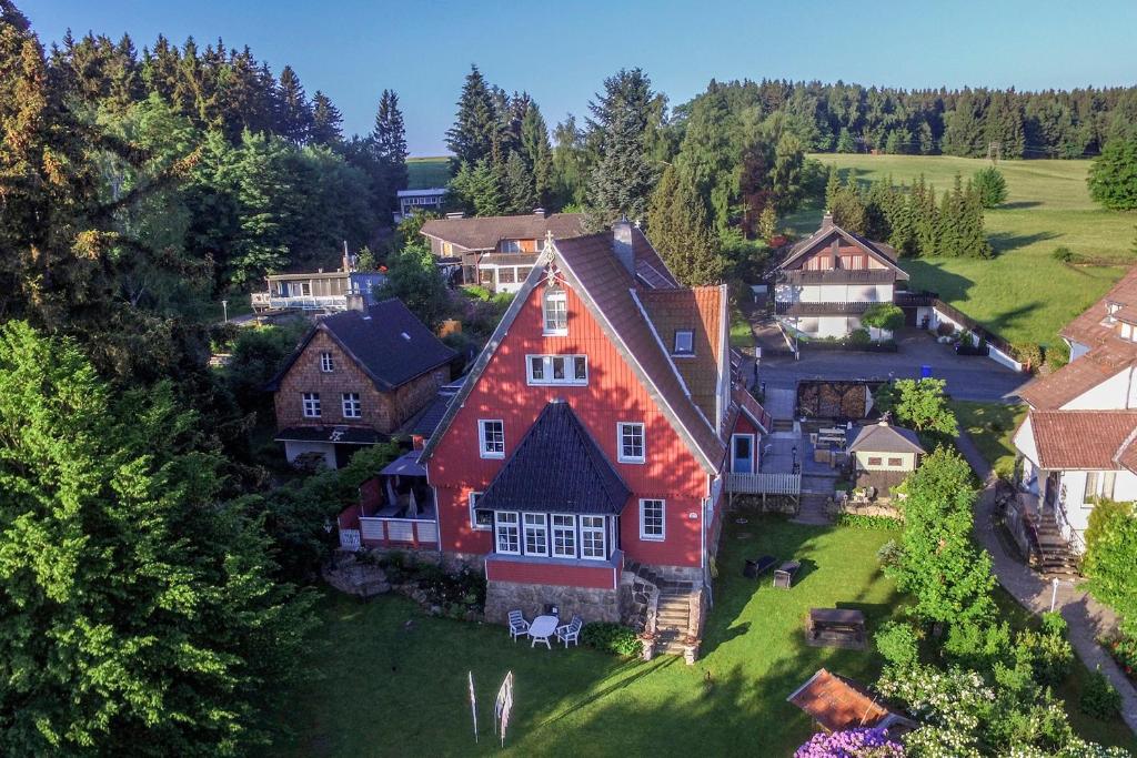 una vista aérea de una gran casa roja en Villa Brockenhexe, en Braunlage