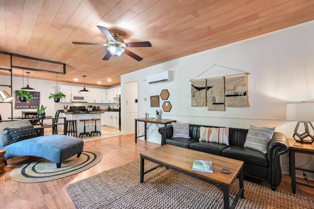 Posezení v ubytování Wellington Cottage 2BR Modern Boho