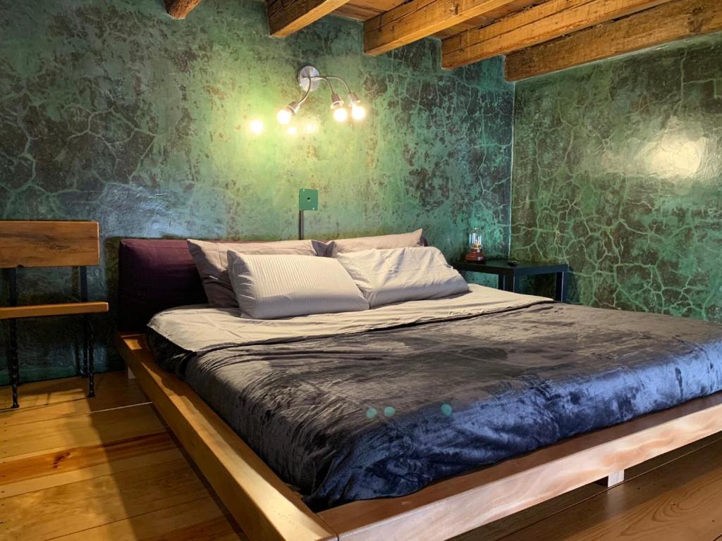 a large bed in a room with green walls at Latidos del Centro de CDMX in Mexico City