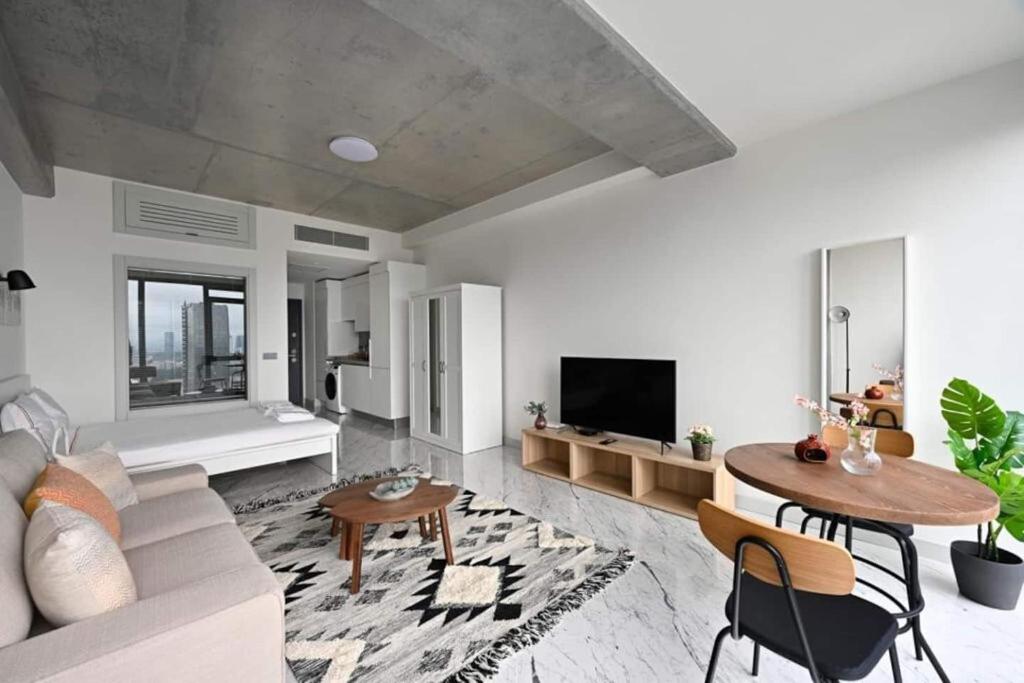 Μια τηλεόραση ή/και κέντρο ψυχαγωγίας στο Cozy Bright Studio w Parking, PoolViews! #237