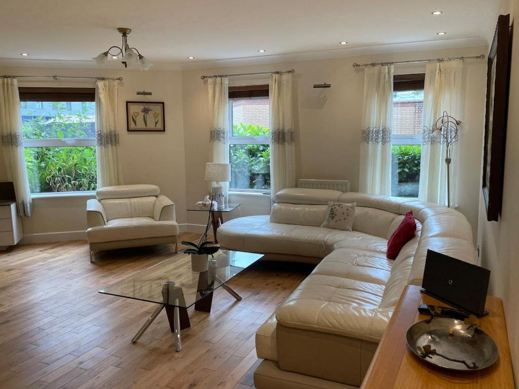 a living room with a white couch and chairs at Central Woking in Horsell