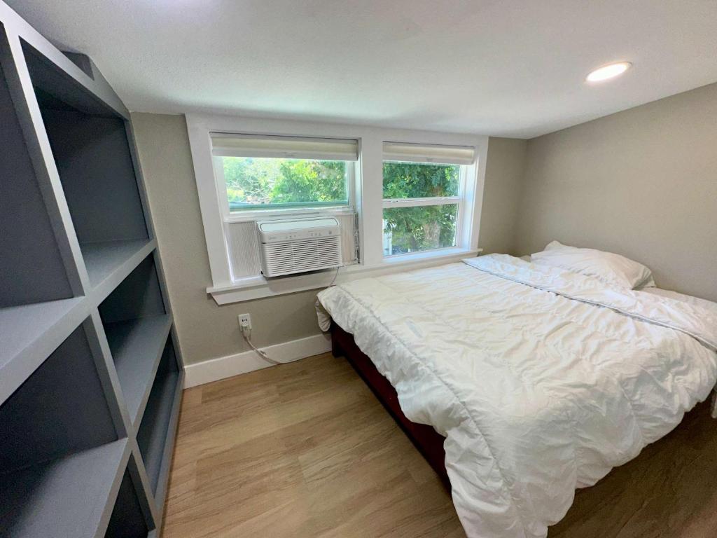 Una cama o camas en una habitación de Tiny Private Room #5 in Shared 5BR House with Other Guests