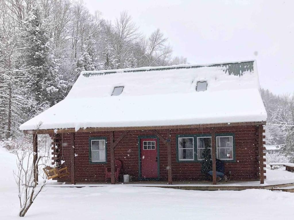 Charming Vermont Log Cabin v zimě