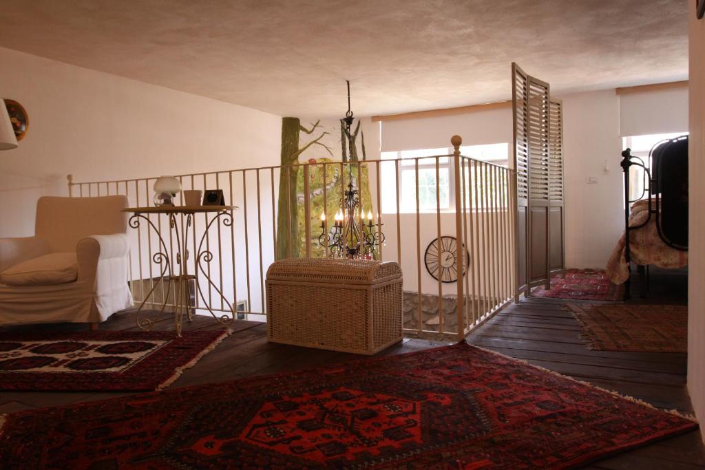 un soggiorno con balcone, divano e orologio. di La Masseria a Roccamonfina