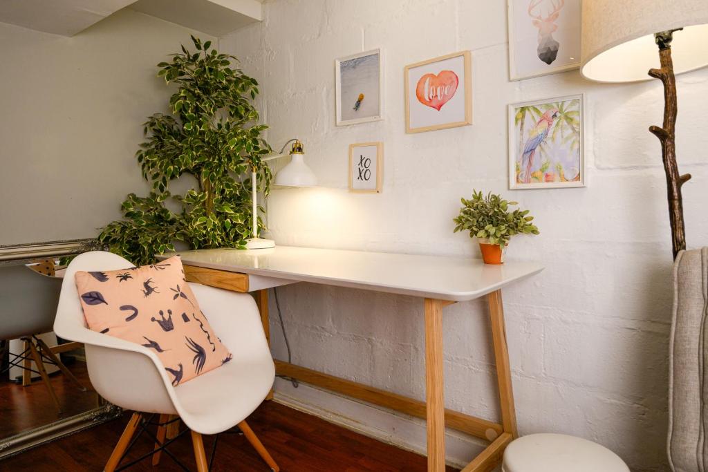 Gambar di galeri bagi Charming Basement Suite with Private Entrance Near Subway, Koreatown & UofT di Toronto