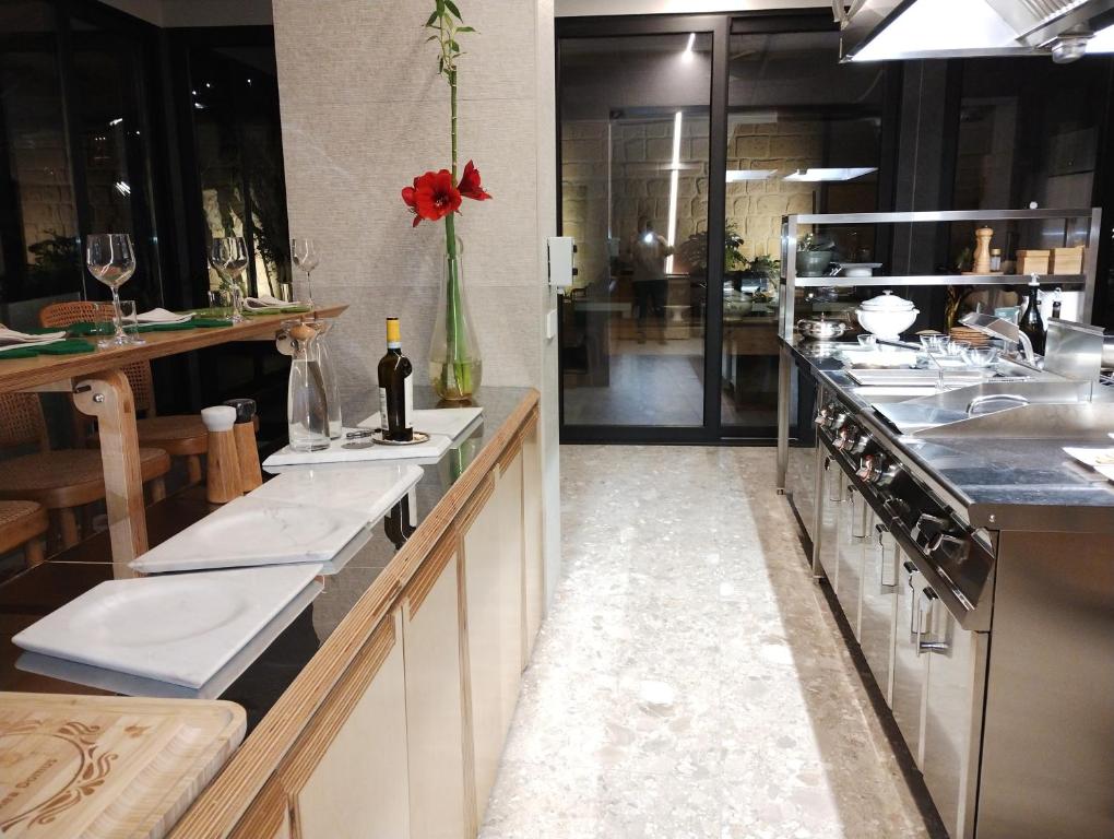 una cocina grande con fregadero y encimera con encimera sidx sidx en MEA DOMUS Mergellina, en Nápoles