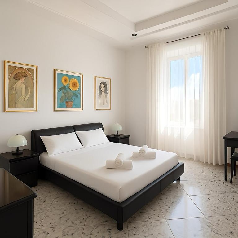 Un dormitorio con una cama con dos toallas encima. en Casa del Corso, en Civitavecchia