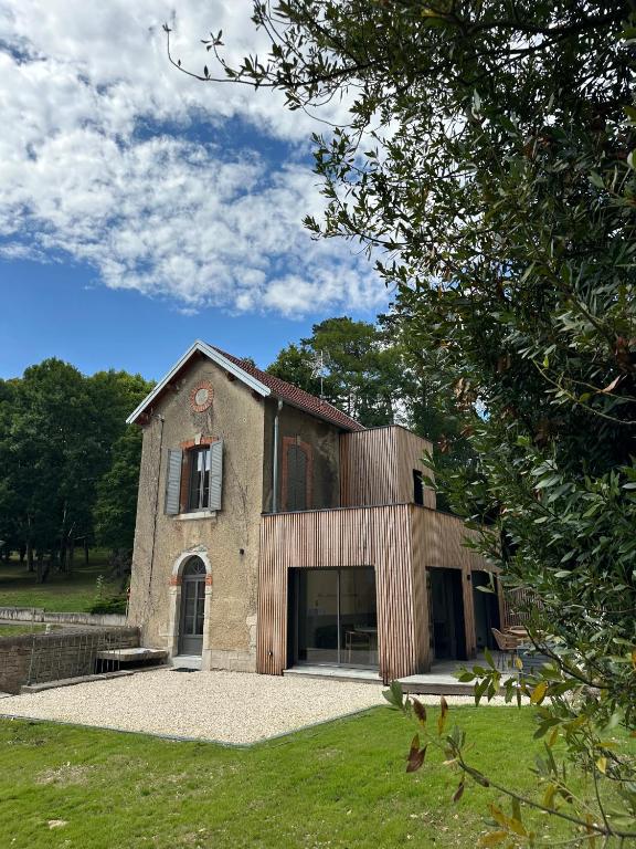 un bâtiment avec une grande fenêtre sur son côté dans l'établissement Ancien Pigeonnier Centre-Ville historique de Vesoul Bain nordique Terrasse Jardin Animaux bienvenus, à Vesoul