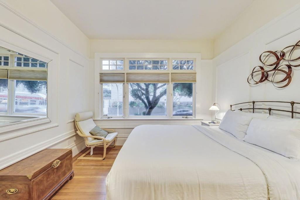 Ένα ή περισσότερα κρεβάτια σε δωμάτιο στο 1br Condo Heart Of Pac Heights Wd Walk Score 97