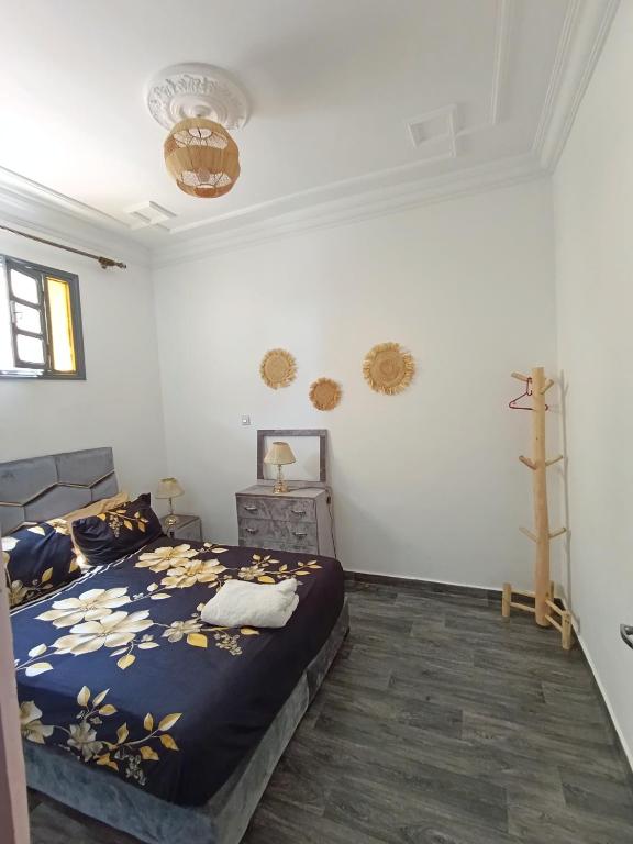 Ένα ή περισσότερα κρεβάτια σε δωμάτιο στο Apartment and courtyard 8 minutes to the beach