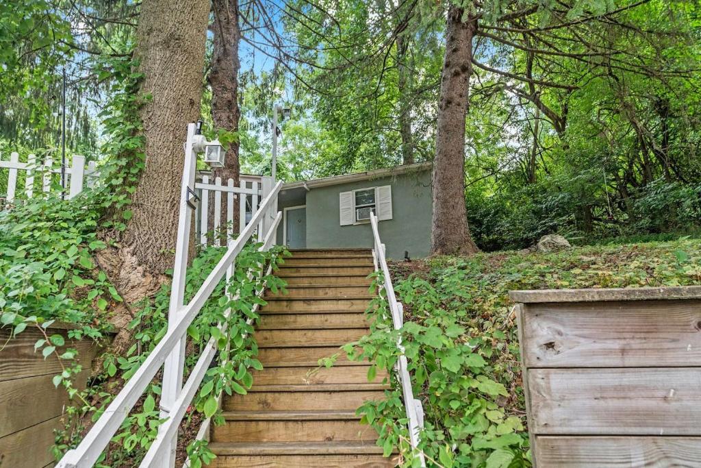 un escalier menant à une maison dans l'établissement Quiet Cottage In The Woods, On A Country Road, à Glenmoore