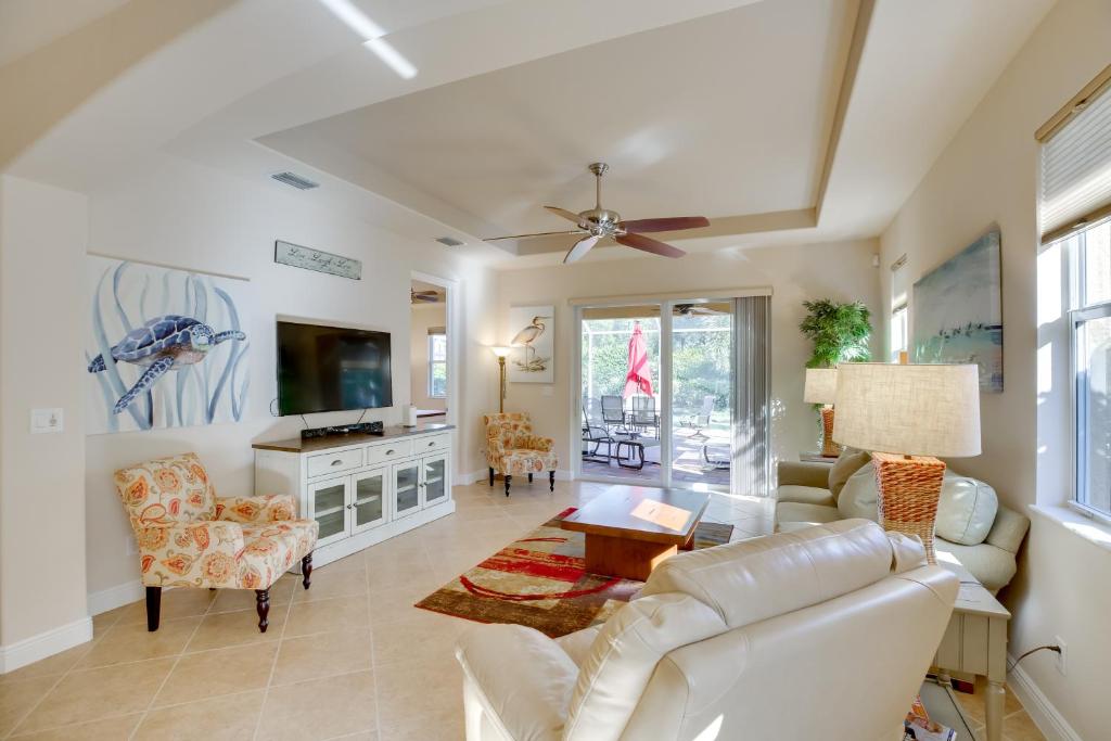 埃斯特罗Calming Estero Home with Community Pool and More!的配有白色家具和平板电视的客厅