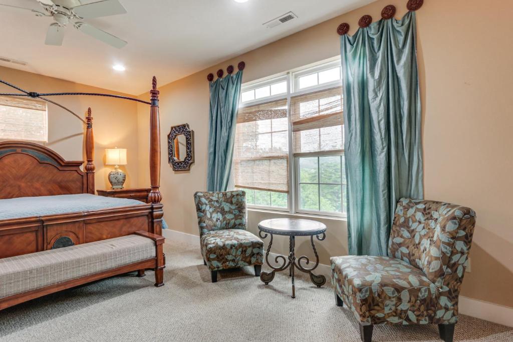 une chambre avec un lit et deux chaises et une fenêtre dans l'établissement 1 Mi to Wisp Resort Hot Tub Haven in McHenry!, à McHenry