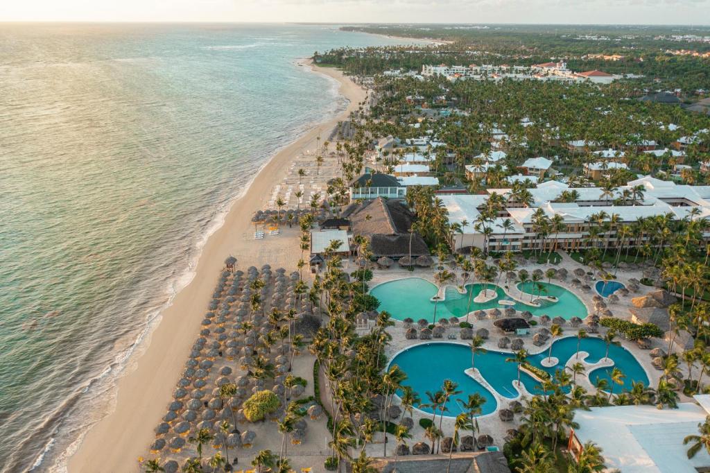 蓬塔卡纳Iberostar Waves Punta Cana - All Inclusive的享有度假村和海滩的空中景致