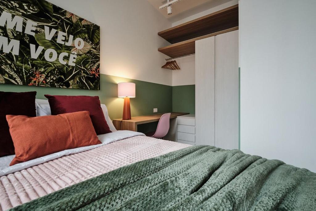 a bedroom with a bed and a desk at ESP508 - Apartamento Centro - Curitiba in Curitiba