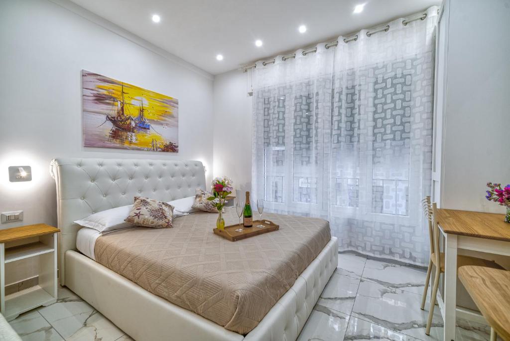 un dormitorio con una cama y una ventana en Alloggio Turistico Mediterranean Cruises, en Civitavecchia