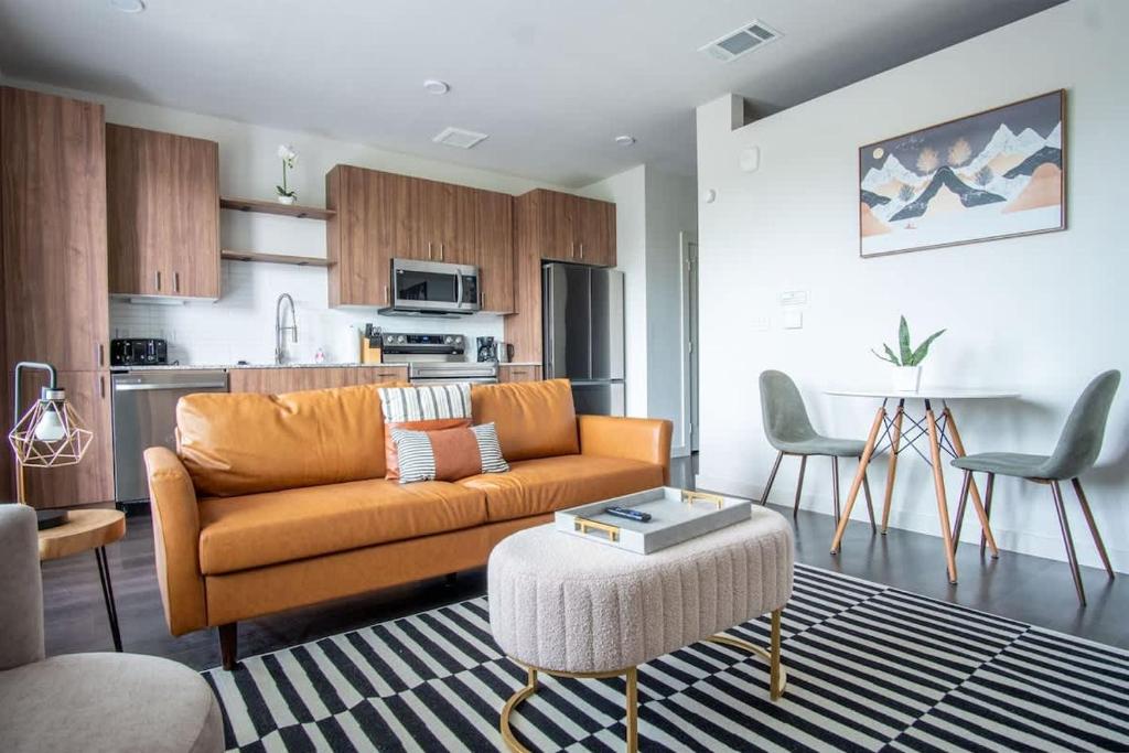 a living room with a couch and a kitchen at Boulevard Stays Comfortable 1BR Suite w Pool Parking Gym 04 in Dallas