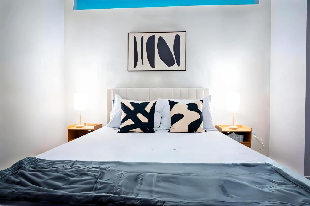 Postel nebo postele na pokoji v ubytování Boulevard Stays Stylish 1BR Stay Includes Pool Gym & Free Parking